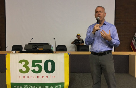 Mayor Darrell Steinberg speaking at a 350 Sacramento event